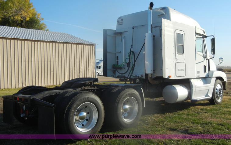 image for item D4824 2004 Freightliner ST120 semi truck