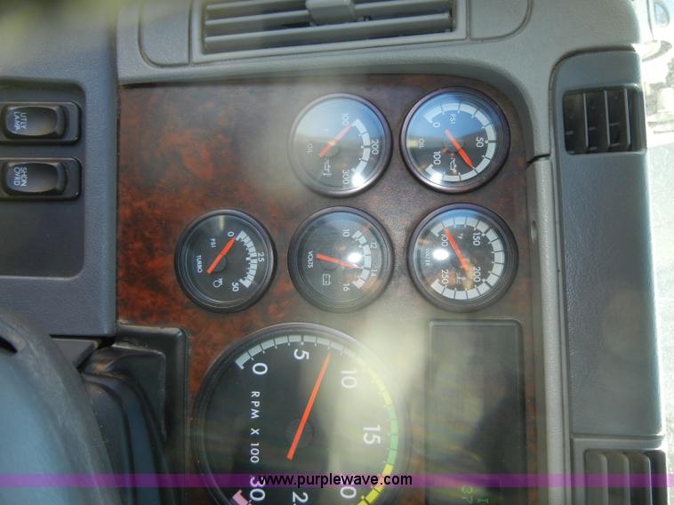 image for item D4824 2004 Freightliner ST120 semi truck