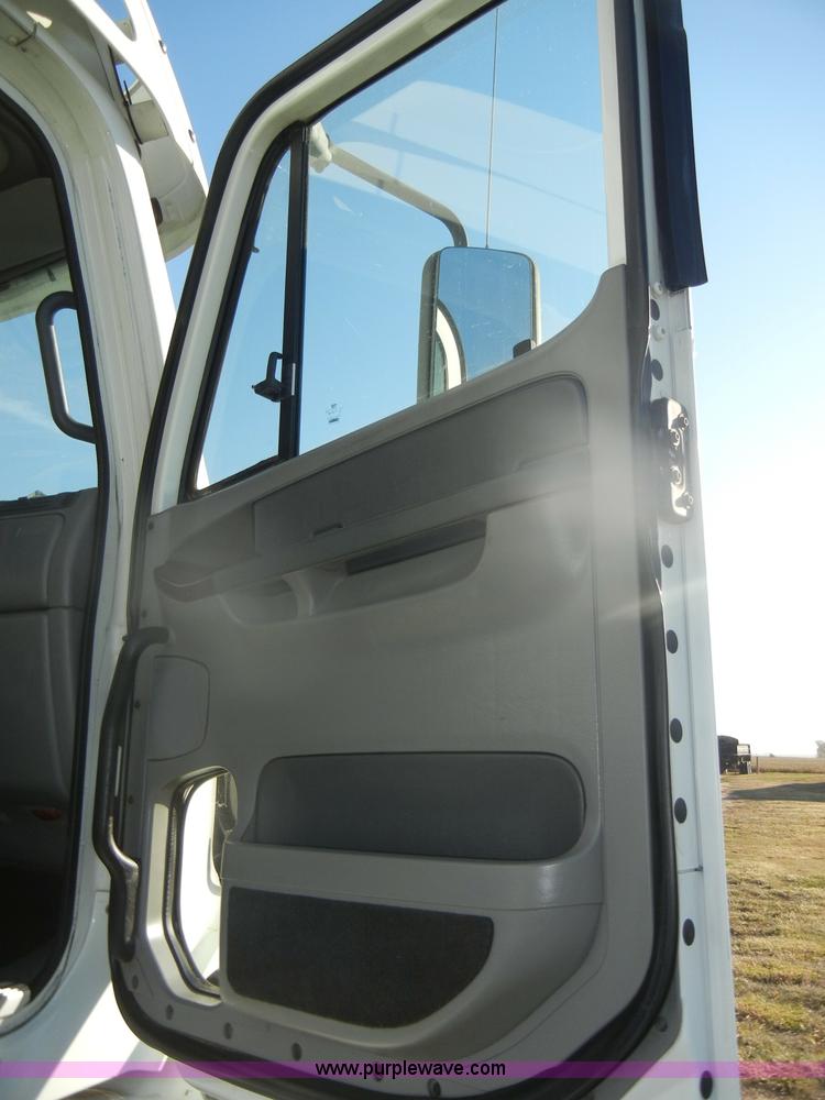 image for item D4824 2004 Freightliner ST120 semi truck