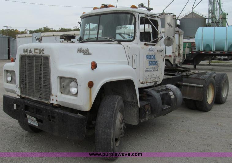 image for item E3538 1987 Mack R688ST semi truck
