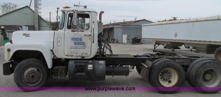 image for item E3538 1987 Mack R688ST semi truck