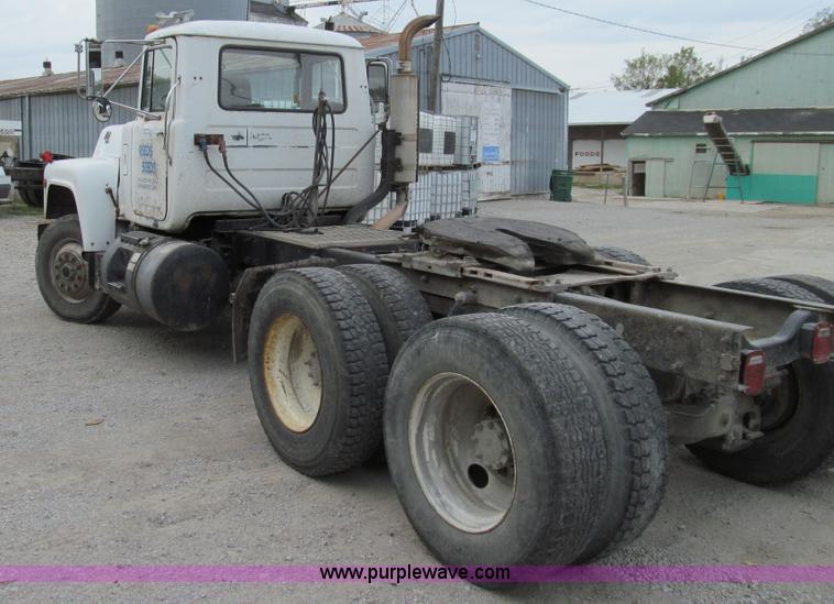 image for item E3538 1987 Mack R688ST semi truck