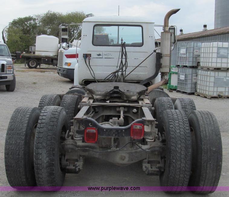 image for item E3538 1987 Mack R688ST semi truck