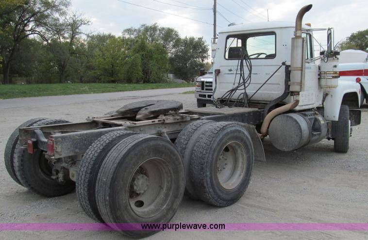 image for item E3538 1987 Mack R688ST semi truck