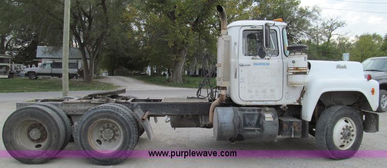 image for item E3538 1987 Mack R688ST semi truck