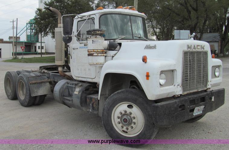 image for item E3538 1987 Mack R688ST semi truck