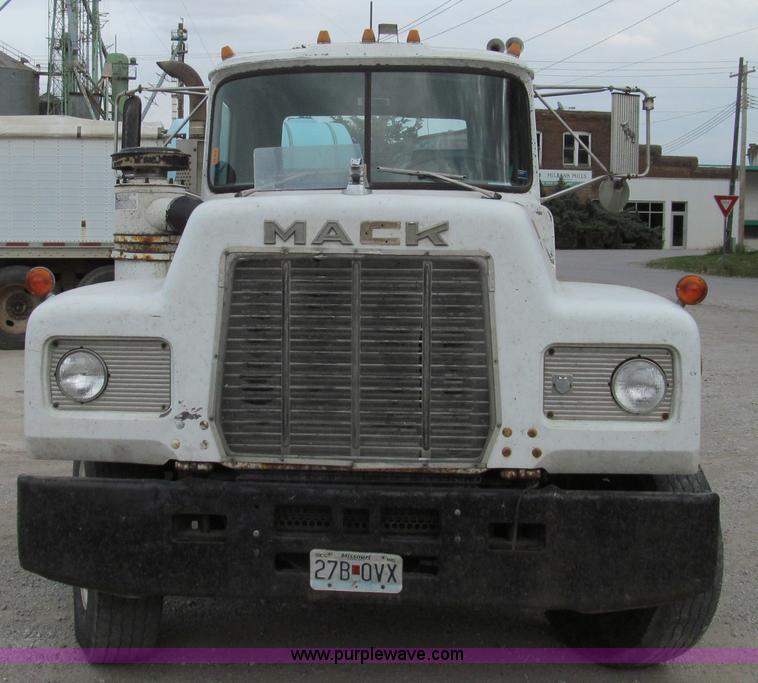 image for item E3538 1987 Mack R688ST semi truck