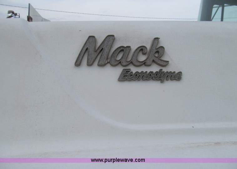 image for item E3538 1987 Mack R688ST semi truck