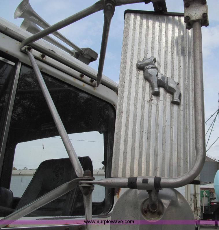 image for item E3538 1987 Mack R688ST semi truck