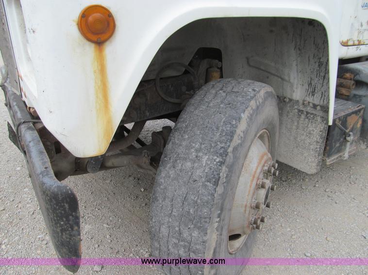 image for item E3538 1987 Mack R688ST semi truck