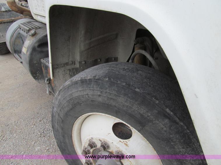 image for item E3538 1987 Mack R688ST semi truck