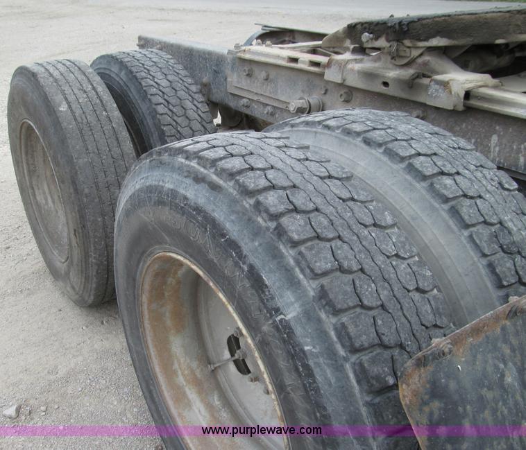 image for item E3538 1987 Mack R688ST semi truck