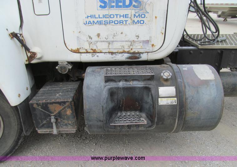 image for item E3538 1987 Mack R688ST semi truck