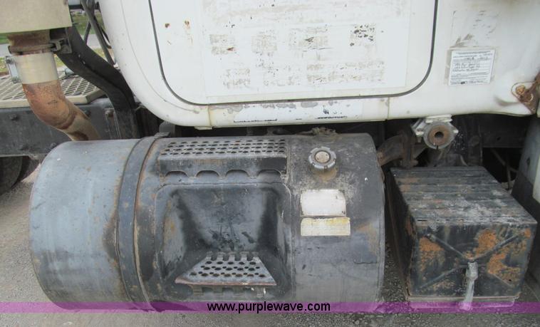 image for item E3538 1987 Mack R688ST semi truck