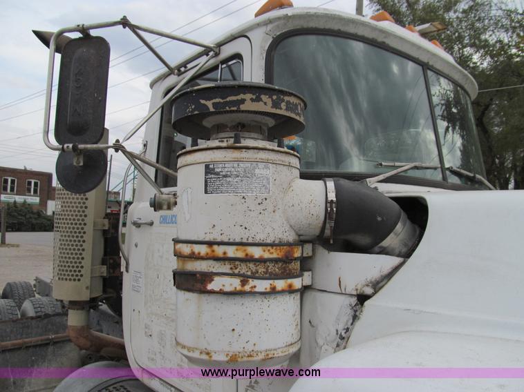 image for item E3538 1987 Mack R688ST semi truck