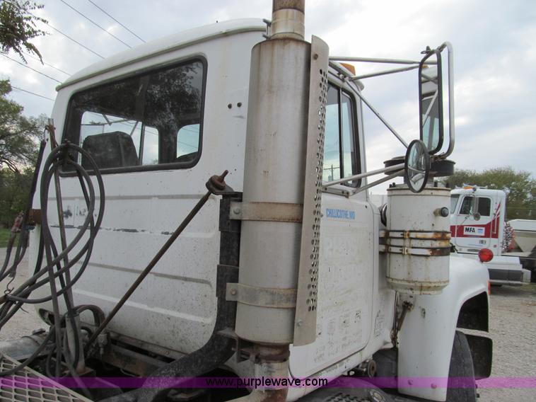 image for item E3538 1987 Mack R688ST semi truck