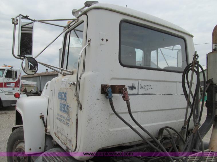 image for item E3538 1987 Mack R688ST semi truck