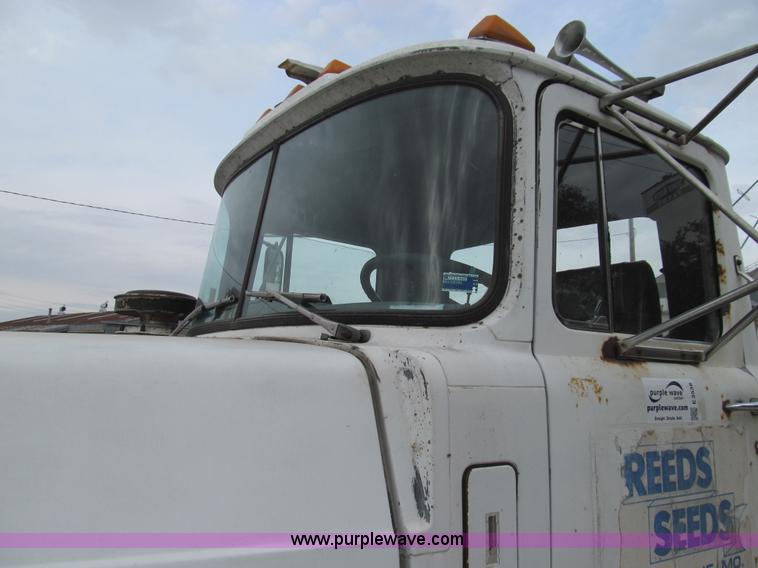 image for item E3538 1987 Mack R688ST semi truck