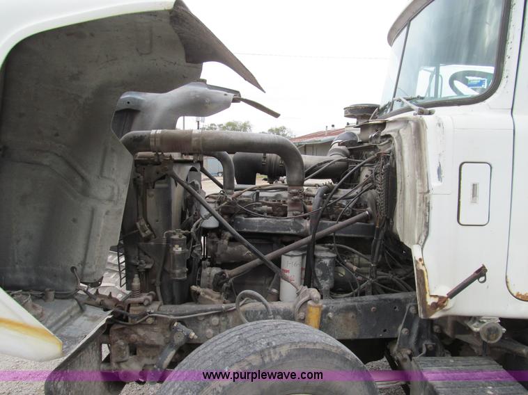 image for item E3538 1987 Mack R688ST semi truck