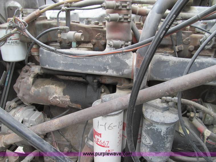 image for item E3538 1987 Mack R688ST semi truck