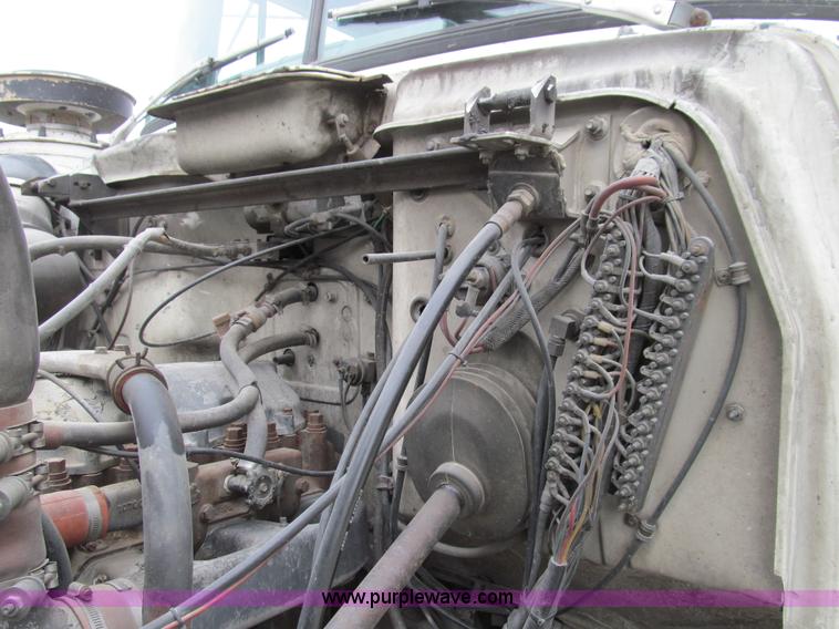 image for item E3538 1987 Mack R688ST semi truck