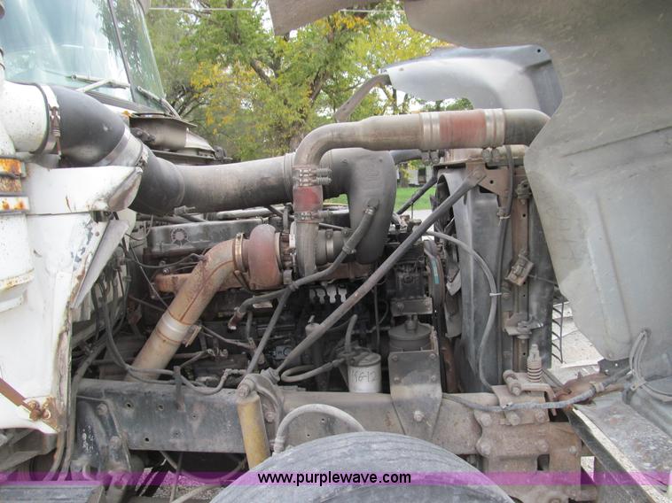 image for item E3538 1987 Mack R688ST semi truck