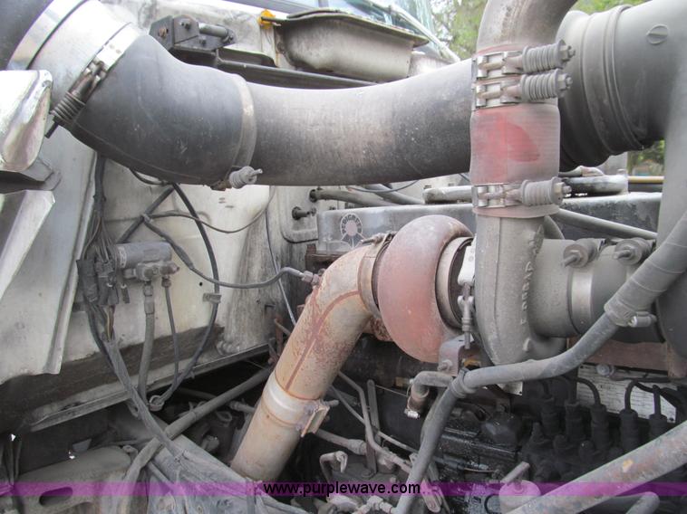 image for item E3538 1987 Mack R688ST semi truck