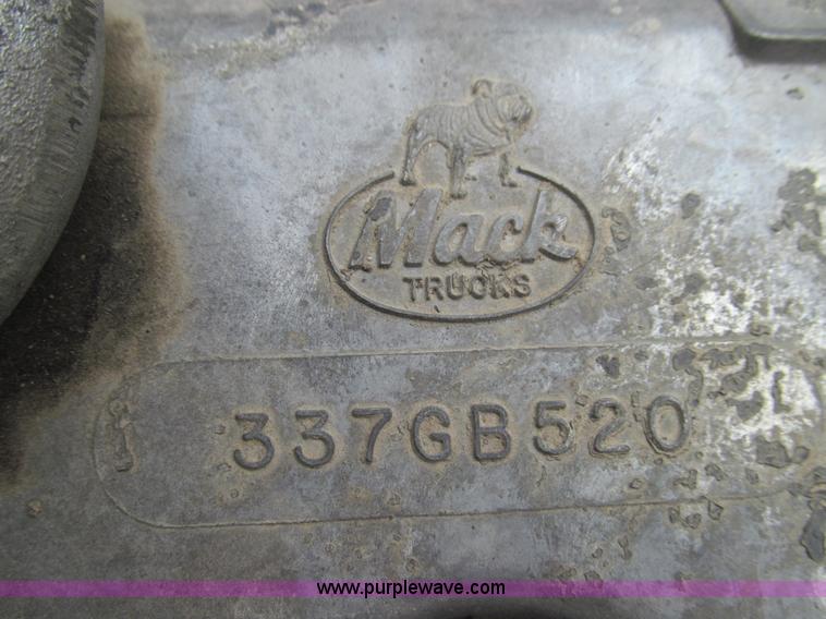 image for item E3538 1987 Mack R688ST semi truck