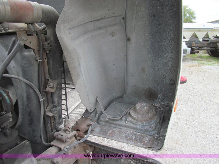 image for item E3538 1987 Mack R688ST semi truck