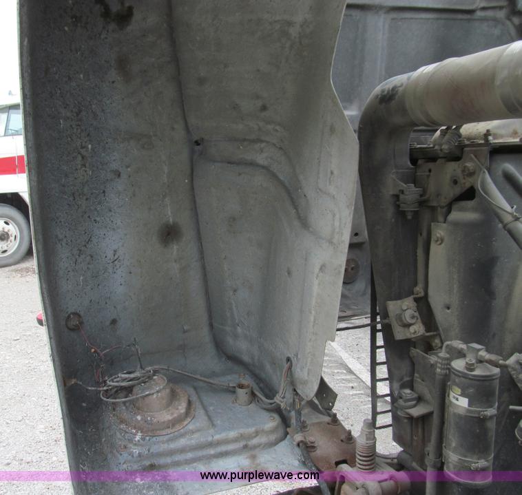 image for item E3538 1987 Mack R688ST semi truck