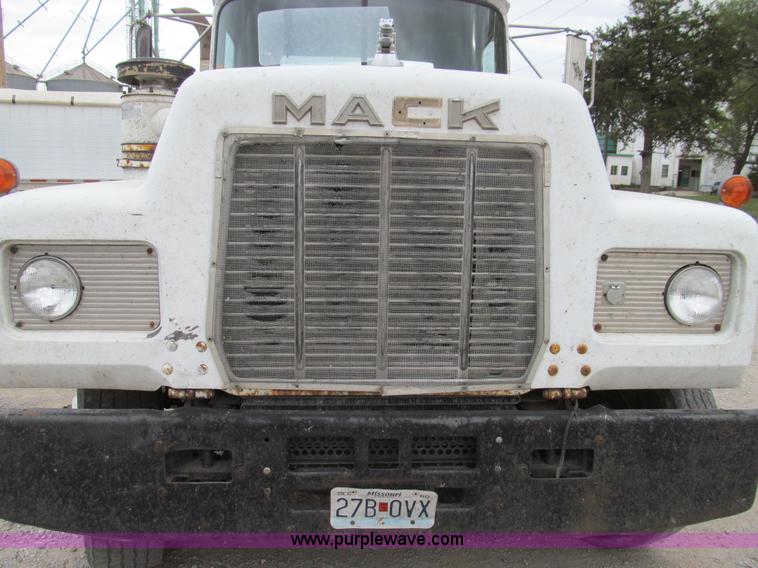 image for item E3538 1987 Mack R688ST semi truck