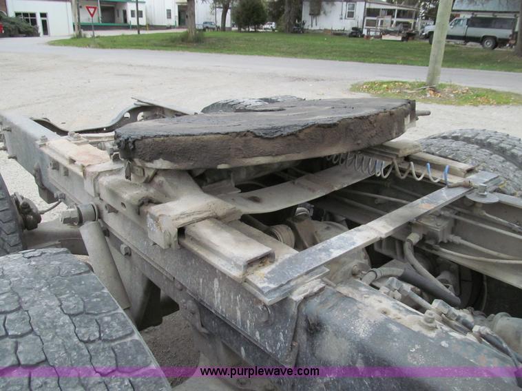 image for item E3538 1987 Mack R688ST semi truck