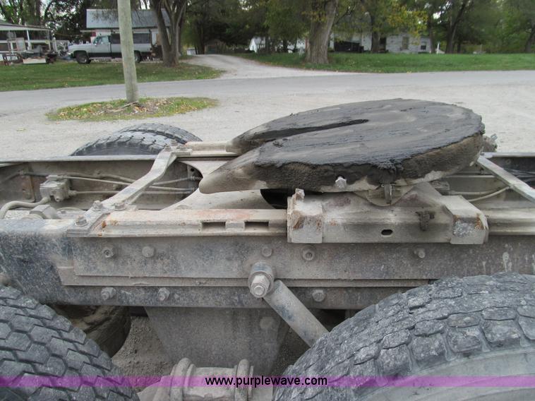 image for item E3538 1987 Mack R688ST semi truck