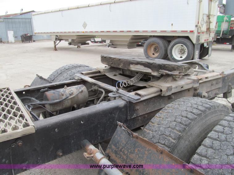 image for item E3538 1987 Mack R688ST semi truck