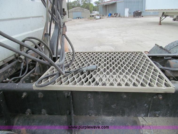 image for item E3538 1987 Mack R688ST semi truck