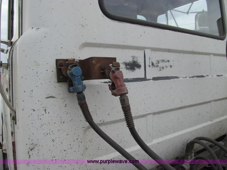 image for item E3538 1987 Mack R688ST semi truck