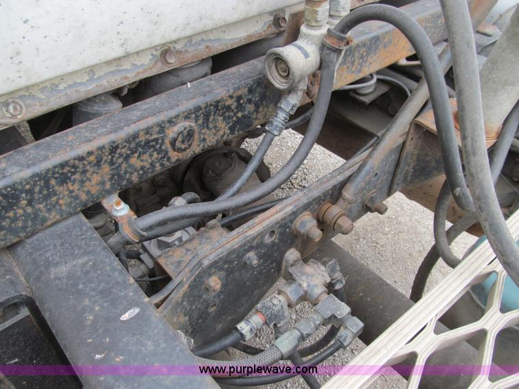 image for item E3538 1987 Mack R688ST semi truck