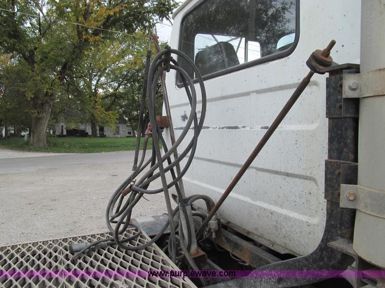 image for item E3538 1987 Mack R688ST semi truck