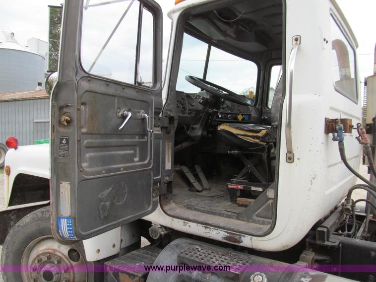 image for item E3538 1987 Mack R688ST semi truck
