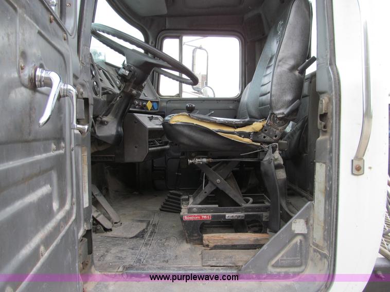 image for item E3538 1987 Mack R688ST semi truck