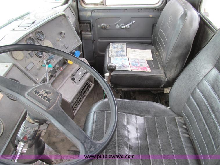 image for item E3538 1987 Mack R688ST semi truck