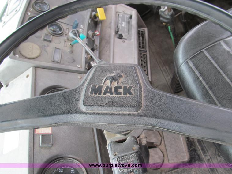 image for item E3538 1987 Mack R688ST semi truck