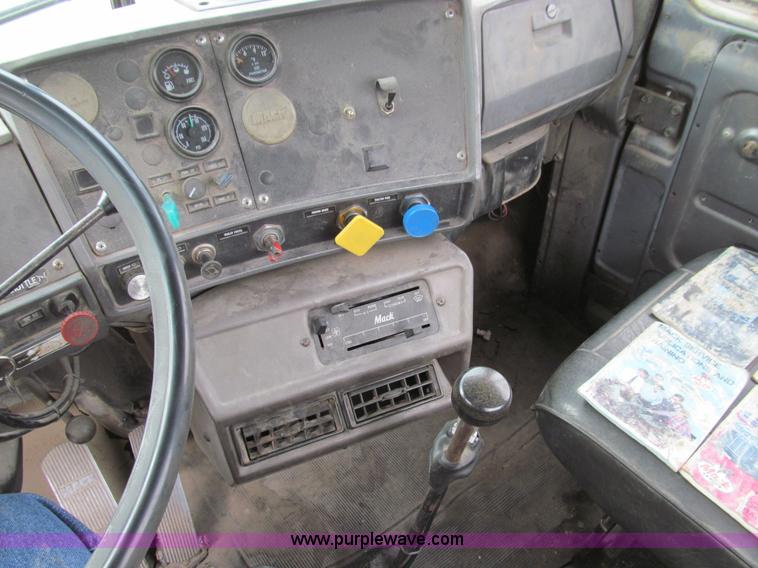 image for item E3538 1987 Mack R688ST semi truck