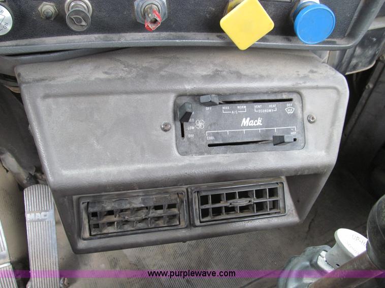 image for item E3538 1987 Mack R688ST semi truck