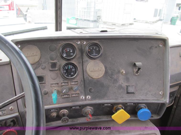 image for item E3538 1987 Mack R688ST semi truck