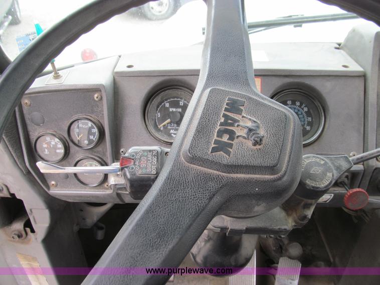 image for item E3538 1987 Mack R688ST semi truck