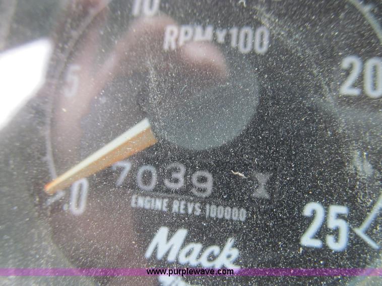 image for item E3538 1987 Mack R688ST semi truck