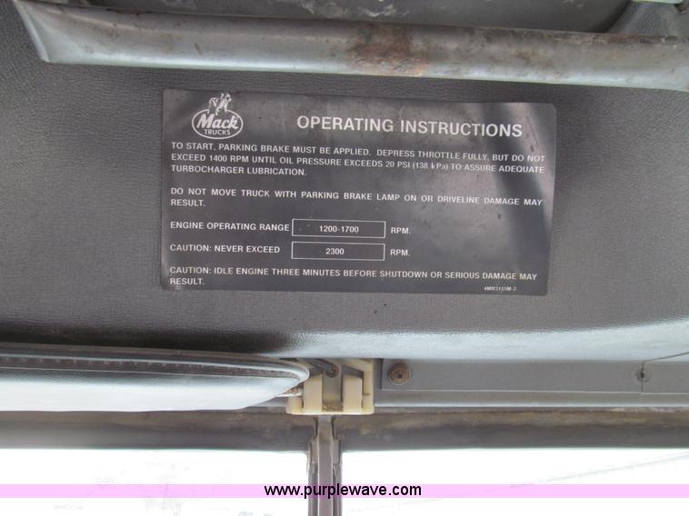 image for item E3538 1987 Mack R688ST semi truck