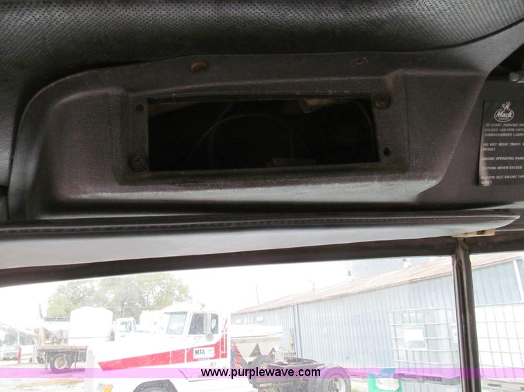 image for item E3538 1987 Mack R688ST semi truck