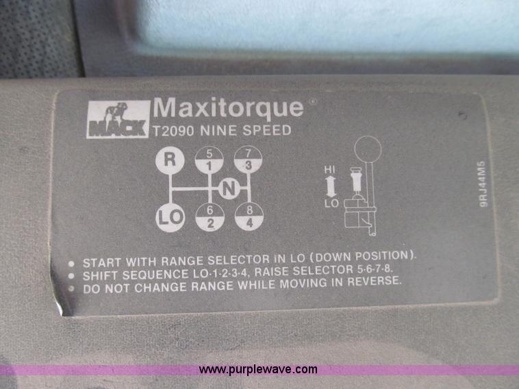 image for item E3538 1987 Mack R688ST semi truck